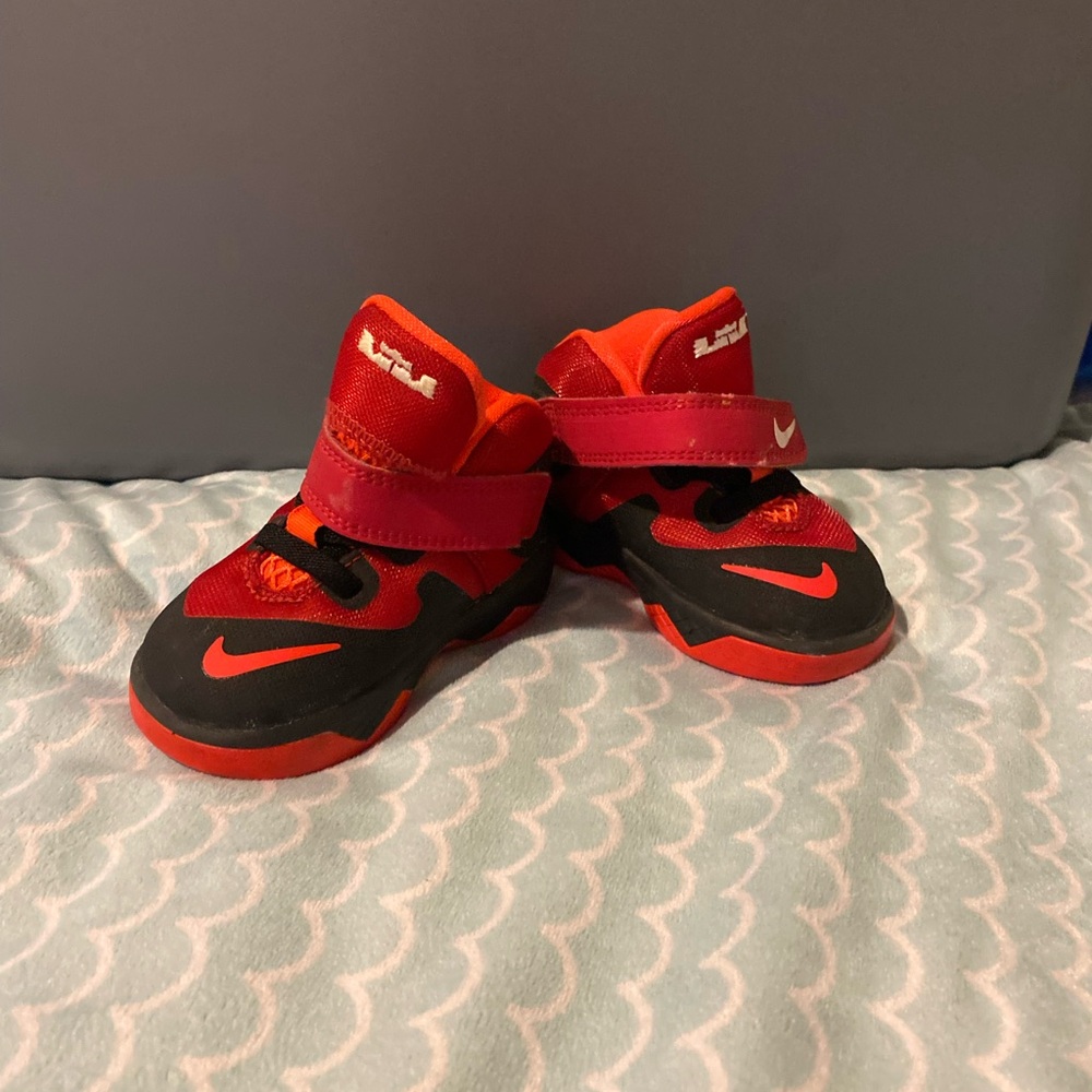 Like new hardly worn Nike shoes.